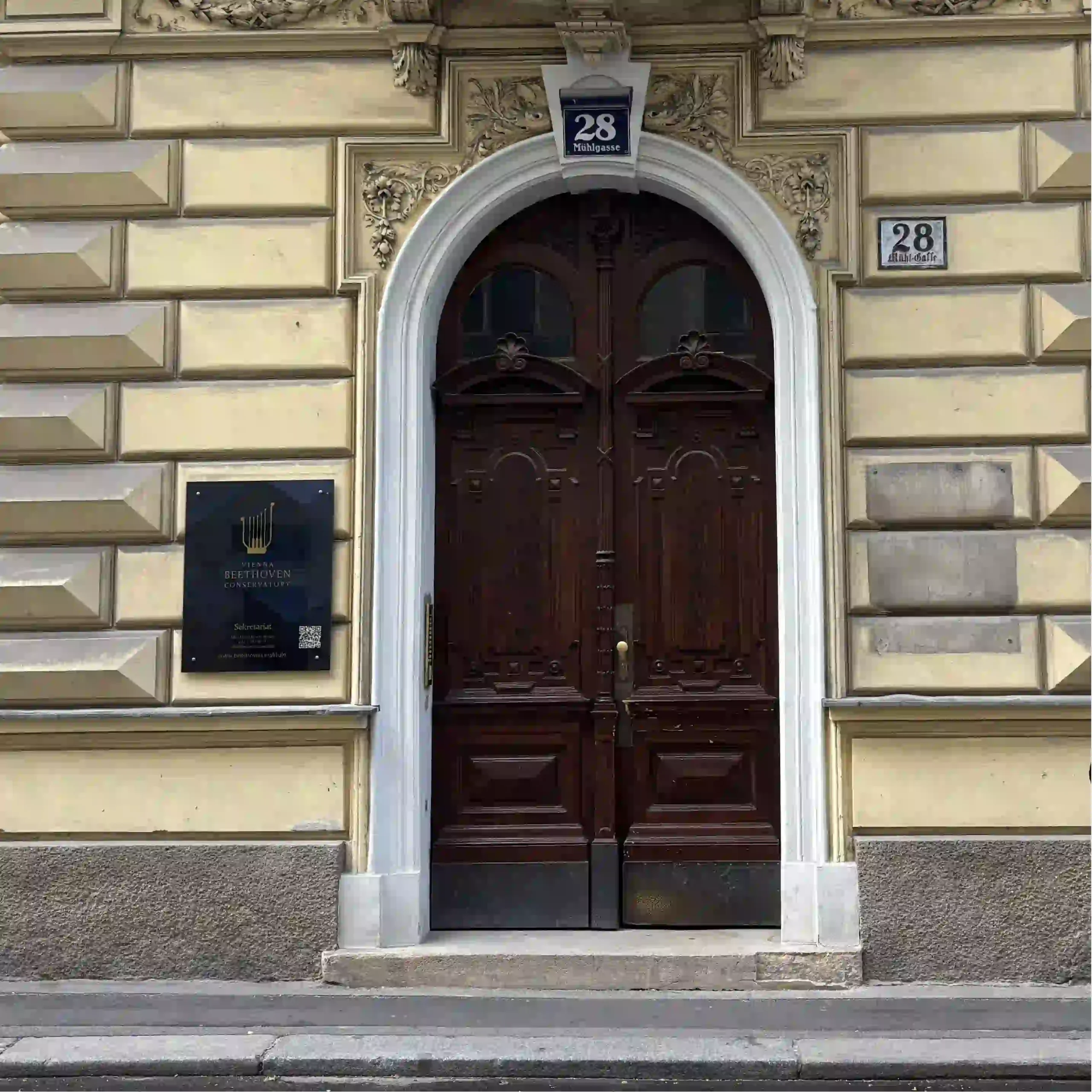 Eingangstür zum Gebäude